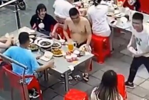 Работник кафе случайно запустил тестом в лицо клиентке