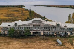 Чем интересна плавучая пристань в Астрахани, которая уже много лет стоит на суше