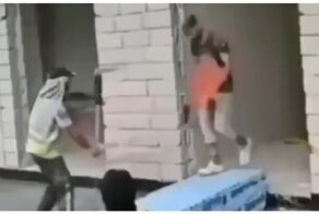 Позитивные рабочие развлекаются