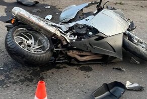 Авария дня.  В Красноярске мотоциклист врезался в столб