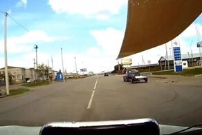 Это было страшно: лист гипсокартона прилетел в лобовое стекло