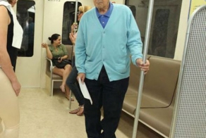 Как держаться за поручень, не используя рук? (2 фото)