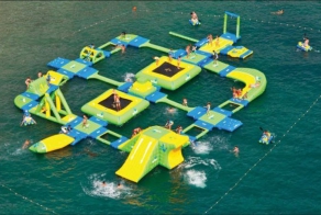 Надувной аквапарк (23 фото)