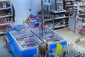 В Калуге неадекватная пенсионерка разбила собаке голову бутылкой и спокойно пошла домой