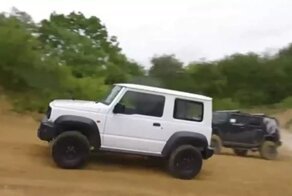 Suzuki Jimny бросает вызов модифицированному Hummer H2 в битве на бездорожье