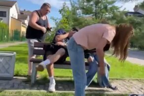 «А ну убрались отсюда!»: под Петербургом буйные супруги напали на подростков за то, что те сидели на лавочке перед их таунхаусом