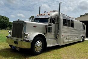 Дом на колесах Kingsley Coach на базе классического магистрального тягача Peterbilt