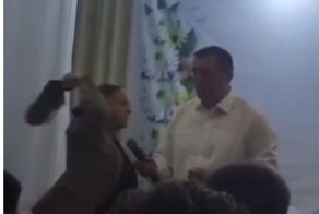 Раздались аплодисменты: жительница аварийного дома в Углегорске бросила в чиновника плесневелый ботинок