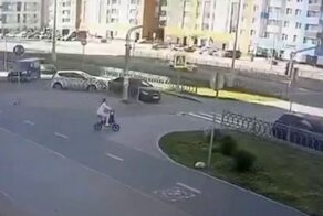 Претендентка на "Мать года": в Екатеринбурге автомобиль сбил женщину с ребёнком на электровелосипеде