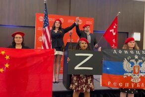 Американские сталинисты вышли с флагами ДНР и буквой «Z»