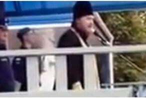 Весёлый поп напутствует десантников