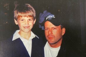 Парень с детства фотографируется со знаменитостями и собрал внушительную коллекцию снимков