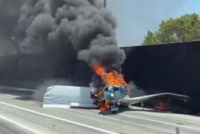 Упал и загорелся: аварийное приземление самолёта на автостраде в Калифорнии попало на видео