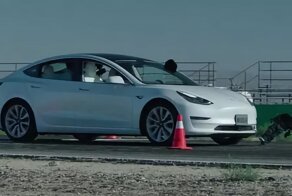 Tesla провалила тест и трижды сбила манекен ребёнка