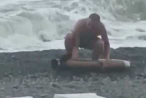 На пляж в Алуште выбросило часть ракеты