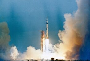 Чем отличается новая лунная мегаракета НАСА от Saturn V, поднявшей на Луну Нила Армстронга?