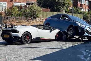 Видео: семейный Hyundai переехал роскошный Lamborghini на перекрестке