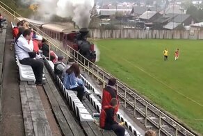 Единственный в мире стадион, по которому ездят паровозы