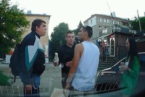 "Здорово, мальчишки!": чебоксарским парням не понравилось обращение, и они забросали обидчика шаурмой