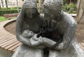 Несколько случаев, когда котики стали украшением статуй
