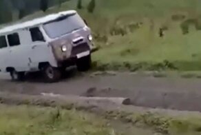 На Алтае УАЗ «Буханка» с людьми сорвалась с горы и несколько раз перевернулась