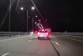 Предмет из-под колёс: ассенизаторы потеряли огромный шланг