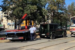 Екатеринбуржец как попало бросил свой «Гелендваген» и парализовал движение трамваев