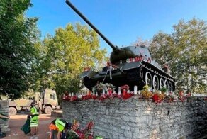 Жители Эстонии создали мемориал на месте, где стоял танк Т-34 в Нарве