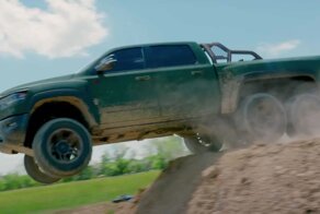 Прыжок на шестиколёсном Ram 1500 TRX, стоимостью 250 000 долларов, закончился катастрофой
