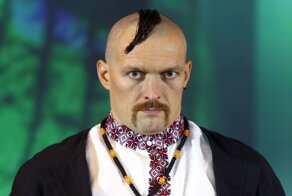 Боксёр Усик пришёл на пресс-конференцию в костюме казака и распугал народ шароварами и оселедцем