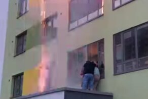 День рождения с огоньком: компания людей запускала фейерверк с козырька подъезда
