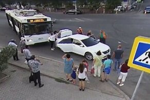Его Величеству нужно в магазин: в Волгограде мужчина подрался с водителем троллейбуса