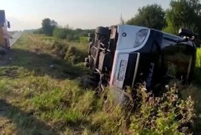 Водитель рейсового автобуса пожалел «Опель» и завалился в кювет