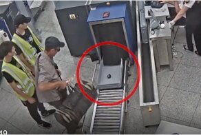 Пассажир в аэропорту украл часы за 330 тысяч рублей