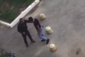 В Тобольске кавказец достал пистолет и избил пенсионера в ответ на просьбу переставить машину