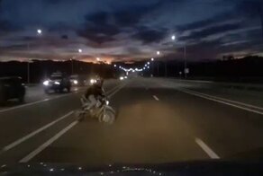 13-летний пацан на мотоцикле посреди оживлённой трассы