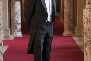 Зачем фраки снабдили фалдами, и почему они такие длинные?