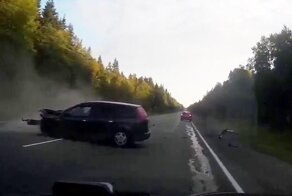 Авария дня. ДТП с тремя автомобилями на трассе в Ленинградской области