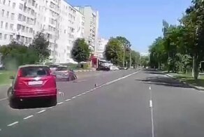 Радиус разворота у водителя «Форда», как у фуры с прицепом