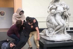 40 фото, на которых люди дурачатся со статуями