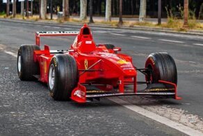 Гоночный болид Ferrari F1, который пилотировал Шумахер, продан на аукционе за огромную сумму