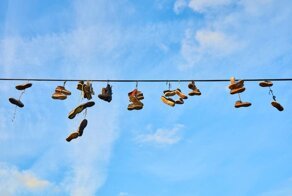 Кто и зачем забрасывает обувь на провода?