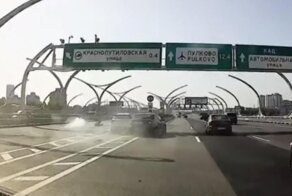 Авария дня. Водитель в последний момент вспомнил, что ему надо на съезд