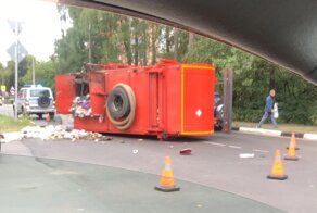 На юге Московской области мусоровоз опрокинулся на бок: водителю легковушки очень повезло