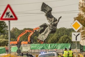 В Риге продолжается снос памятника советским воинам-освободителям и задержания протестующих активистов