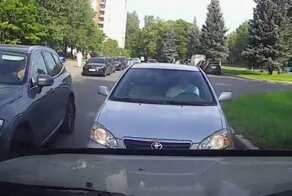 «Ты еще, с@ка! Не знаешь, кто я такой!»: конфликт на встречной полосе с небольшим ДТП