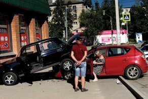 Экстремальная парковка: автомобилистка впечатала «Жигули» в стену магазина
