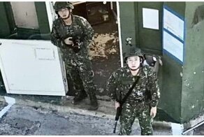 Военнослужащие Тайваня пытаются сбить китайский дрон камнями