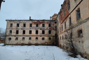 Заброшенная тюрьма-изолятор с камерами, вещами и артефактами тюремной жизни