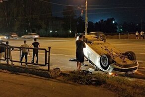 Это ж надо так суметь: в Ижевске «Шкода» перевернулась на крышу